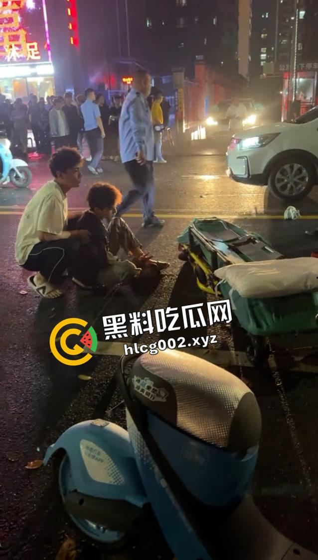 热瓜速递!汕头精神小伙快手【瓜将】约架 大马路上手给砍断 仗着年纪小嚣张跋扈 现场视频流出-8