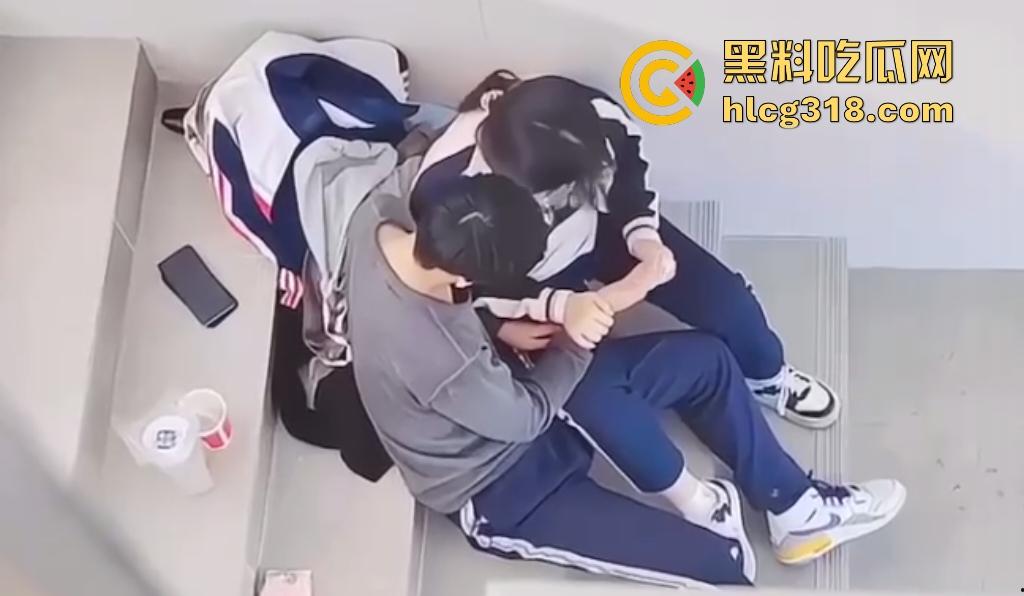 高中生楼道学弟帮学姐自慰,学弟这样子还真有调情的意思!男助女逼流水,喷涌到校服上,明天升旗时肯定一股淫水味!-3