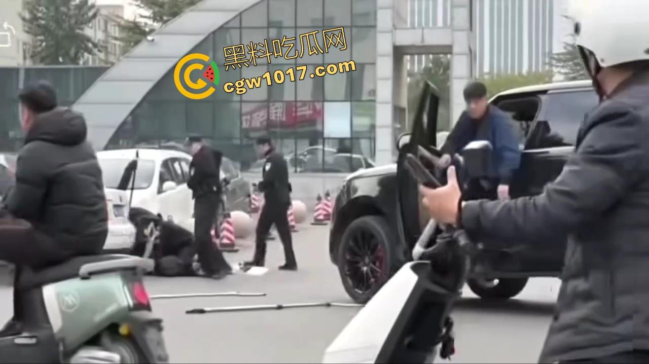 大型纪录片【路虎宣传片】持续为你播出,路虎大哥见义勇为撞翻持刀男子,后退瞄准机会就撞上去,难怪你能开路虎!-8