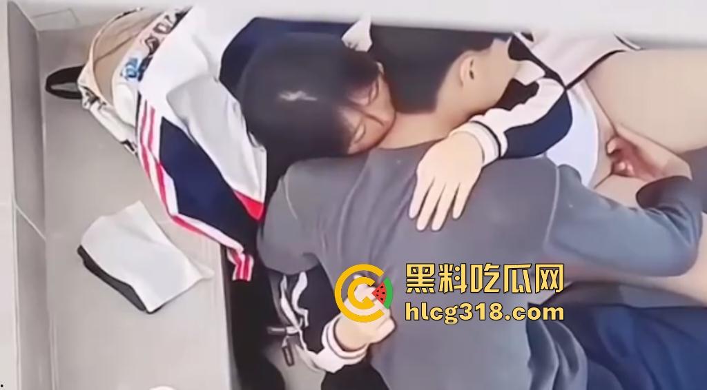 高中生楼道学弟帮学姐自慰,学弟这样子还真有调情的意思!男助女逼流水,喷涌到校服上,明天升旗时肯定一股淫水味!-6