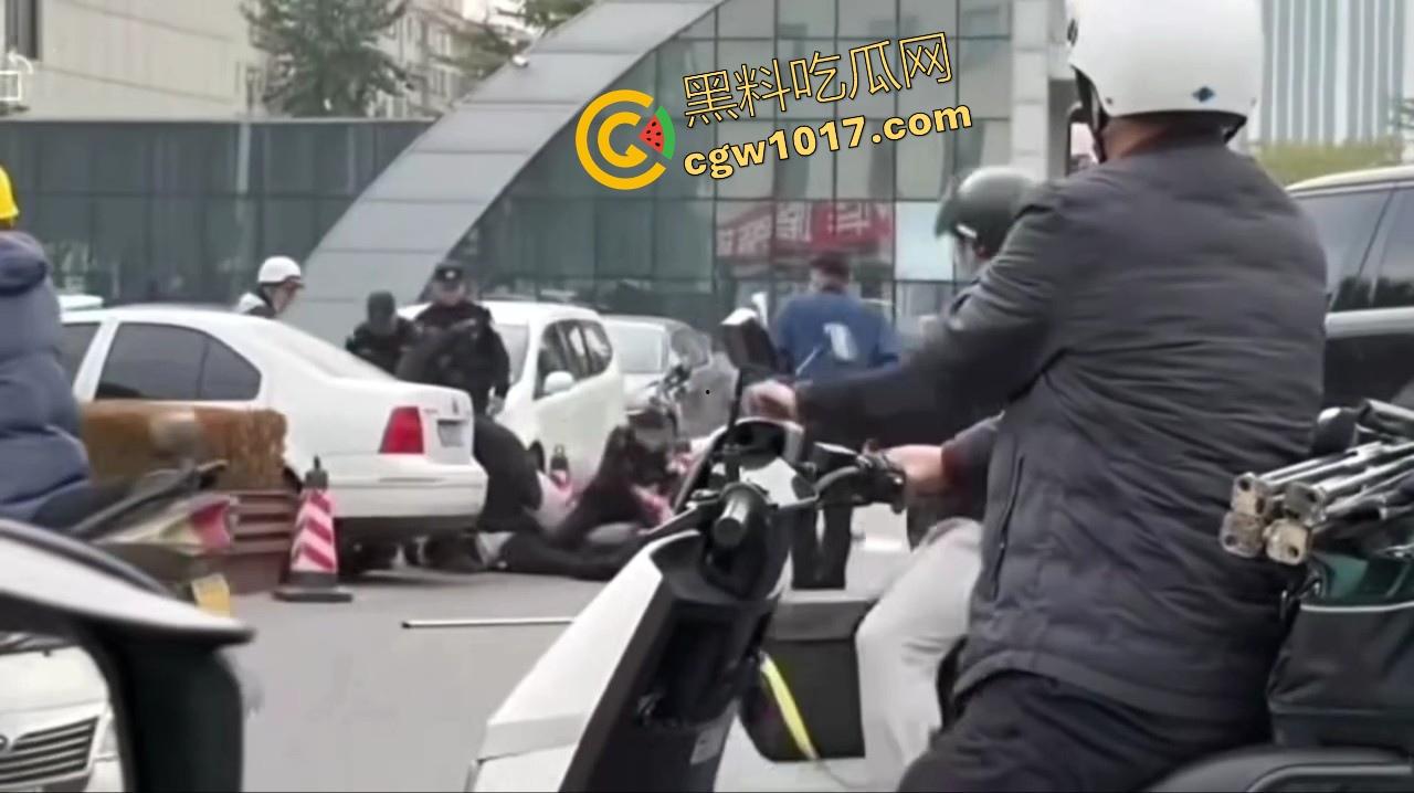 大型纪录片【路虎宣传片】持续为你播出,路虎大哥见义勇为撞翻持刀男子,后退瞄准机会就撞上去,难怪你能开路虎!-9