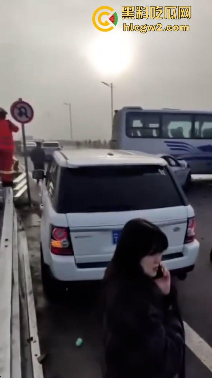 银川高架遇大雾天气暴改碰碰车乐园 致多辆车连环相撞组团“拼车” 场面难得一见-1