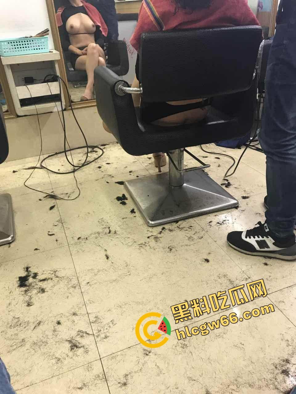 露出会上瘾,一次沦陷百次失控,地铁超市停车场全是她逼洞露出的战场,越拍越浪,逼水淹疯全场!-4