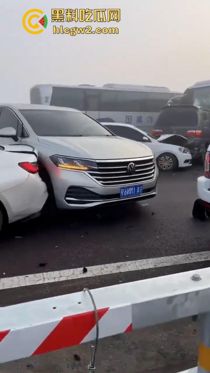 银川高架遇大雾天气暴改碰碰车乐园 致多辆车连环相撞组团“拼车” 场面难得一见-3