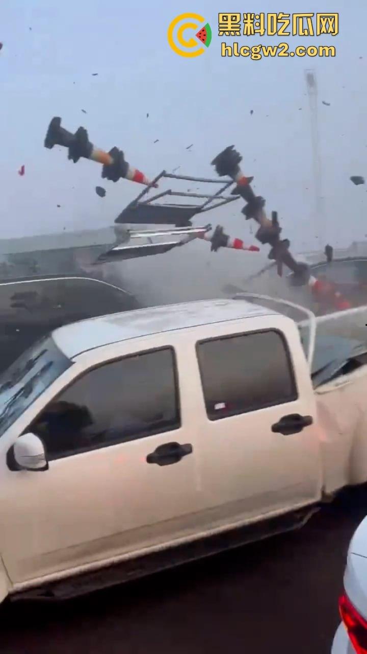 银川高架遇大雾天气暴改碰碰车乐园 致多辆车连环相撞组团“拼车” 场面难得一见-4