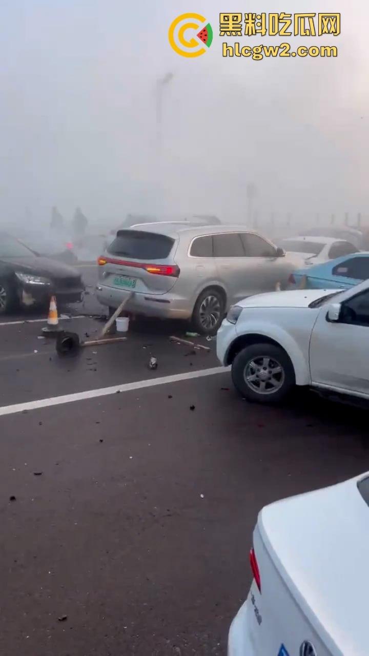 银川高架遇大雾天气暴改碰碰车乐园 致多辆车连环相撞组团“拼车” 场面难得一见-5