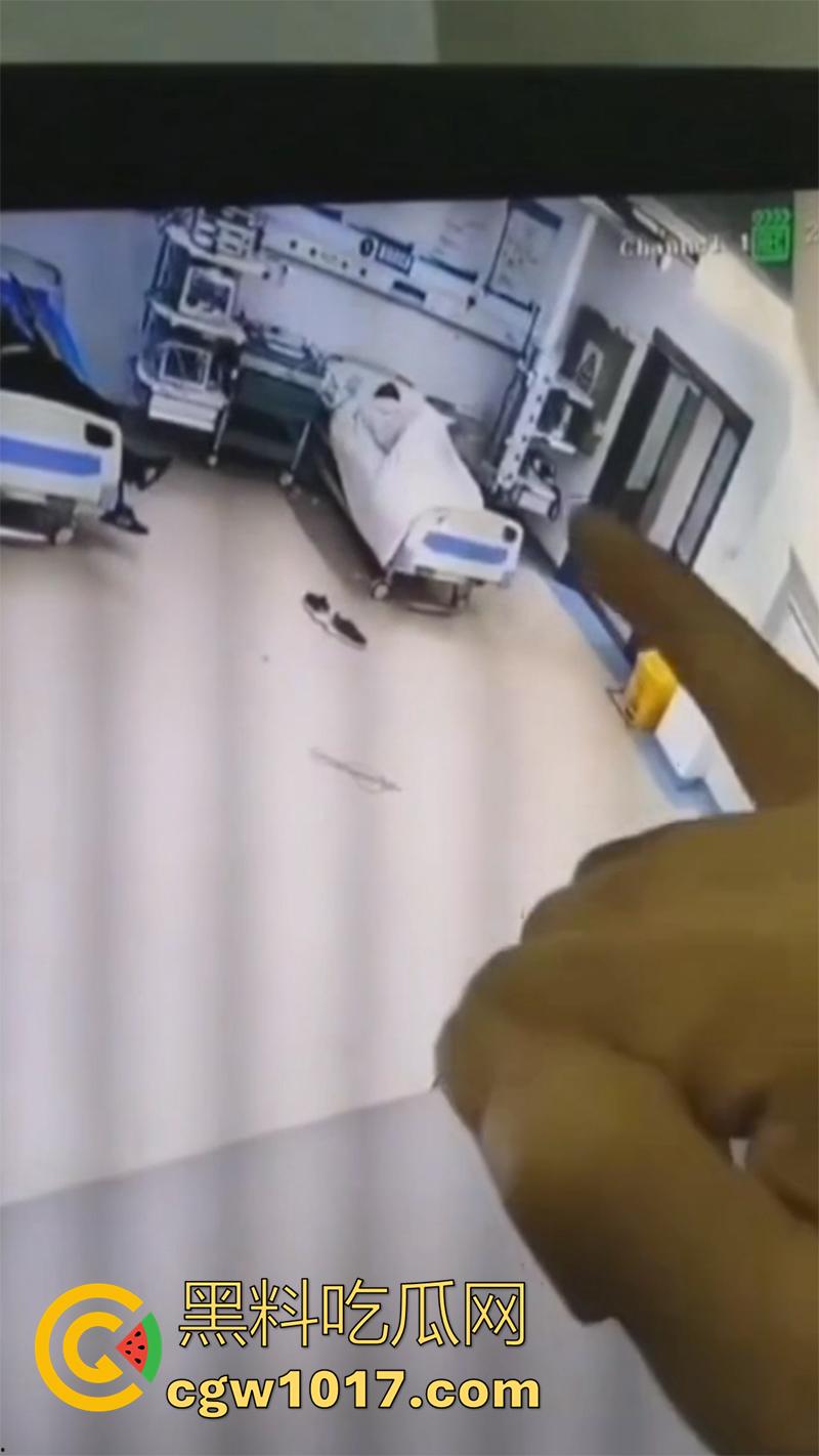 医院监控真实灵异事件,实拍一病床前出现鬼影,随后病人生命体征迅速消失,医生翻看录像发现惊恐一幕!-1