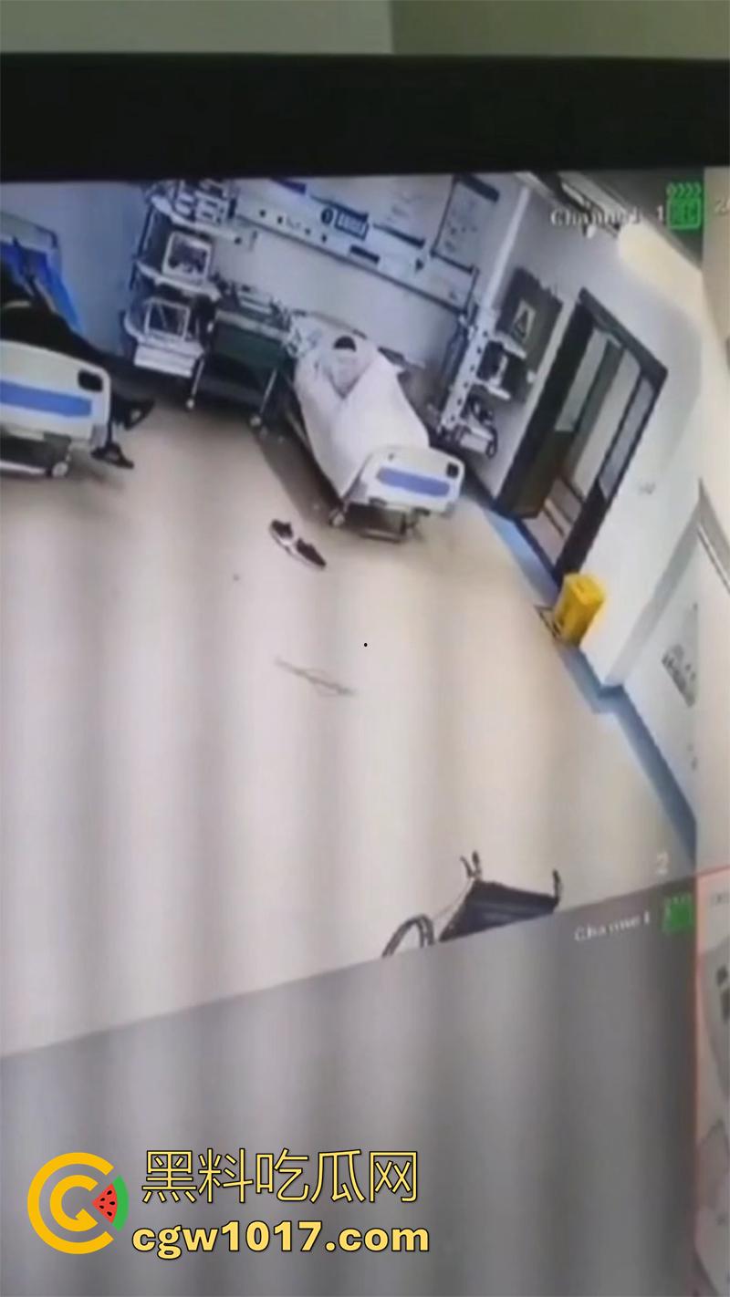 医院监控真实灵异事件,实拍一病床前出现鬼影,随后病人生命体征迅速消失,医生翻看录像发现惊恐一幕!-2