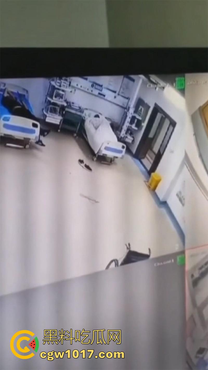 医院监控真实灵异事件,实拍一病床前出现鬼影,随后病人生命体征迅速消失,医生翻看录像发现惊恐一幕!-3