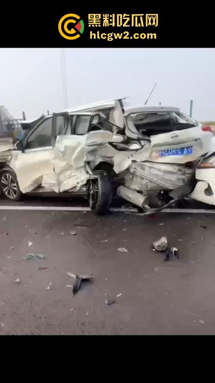 银川高架遇大雾天气暴改碰碰车乐园 致多辆车连环相撞组团“拼车” 场面难得一见-13