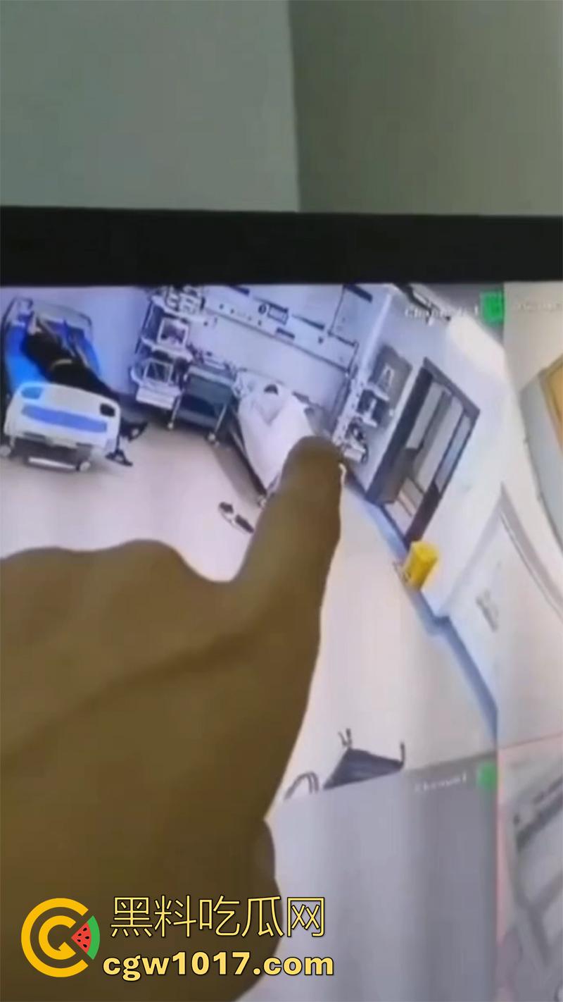 医院监控真实灵异事件,实拍一病床前出现鬼影,随后病人生命体征迅速消失,医生翻看录像发现惊恐一幕!-4