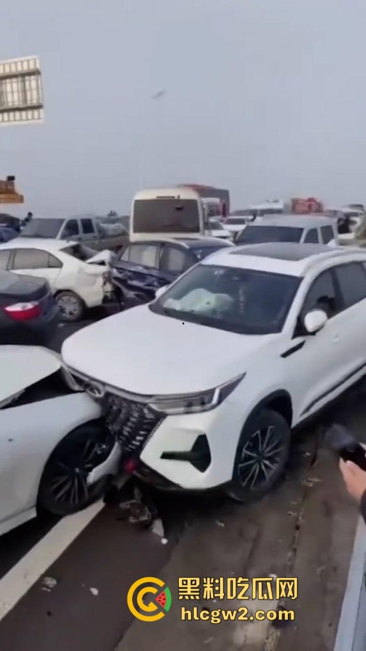 银川高架遇大雾天气暴改碰碰车乐园 致多辆车连环相撞组团“拼车” 场面难得一见-14