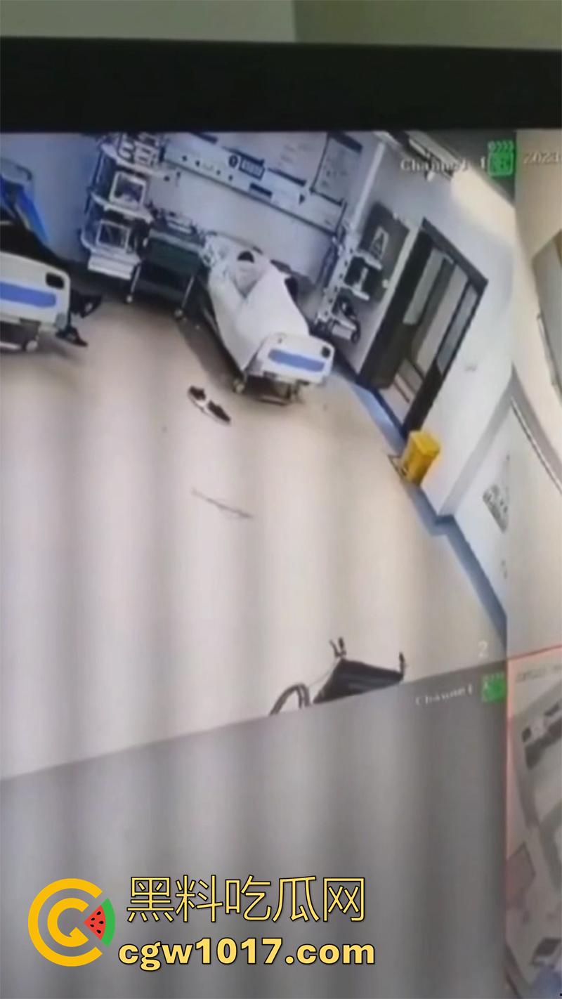 医院监控真实灵异事件,实拍一病床前出现鬼影,随后病人生命体征迅速消失,医生翻看录像发现惊恐一幕!-6