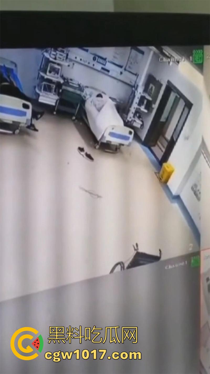 医院监控真实灵异事件,实拍一病床前出现鬼影,随后病人生命体征迅速消失,医生翻看录像发现惊恐一幕!-7