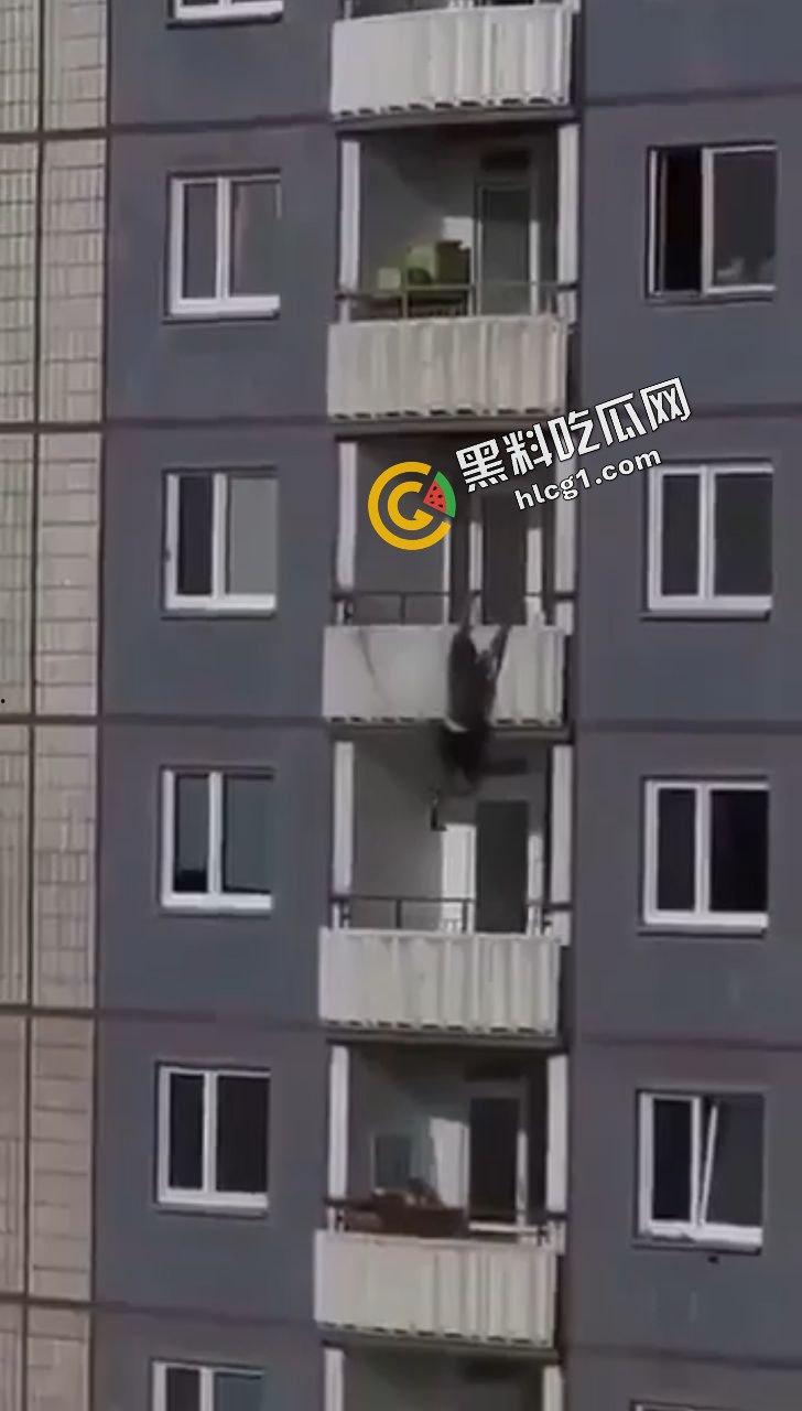 史上最炸裂捉奸 男子捉奸老婆 门被反锁 阳台捉奸失误脚滑坠楼-2