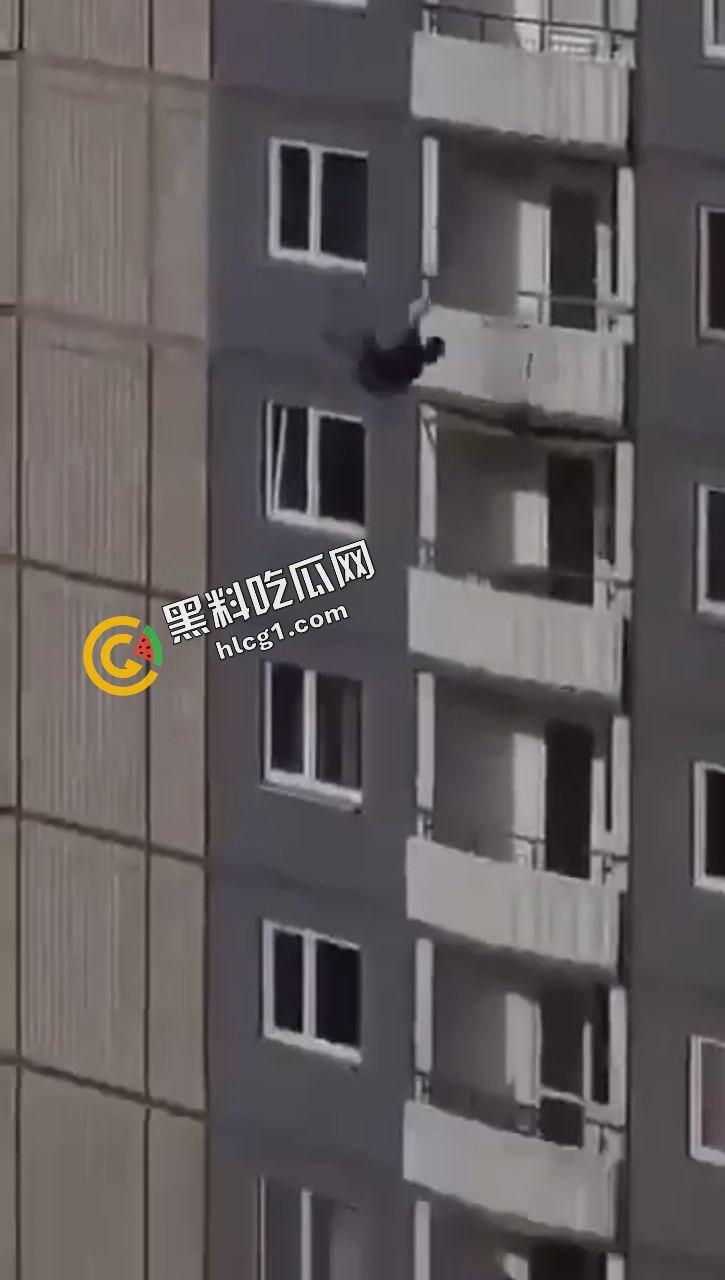 史上最炸裂捉奸 男子捉奸老婆 门被反锁 阳台捉奸失误脚滑坠楼-4