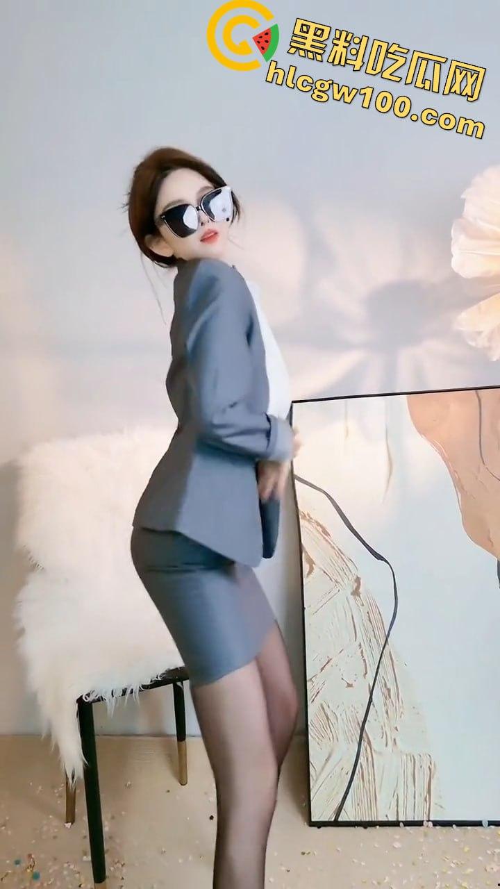 抖音反差婊【知洲】,榜一大哥定制骚舞,蕾丝丁字渔网袜,丰乳肥臀大骚逼-3