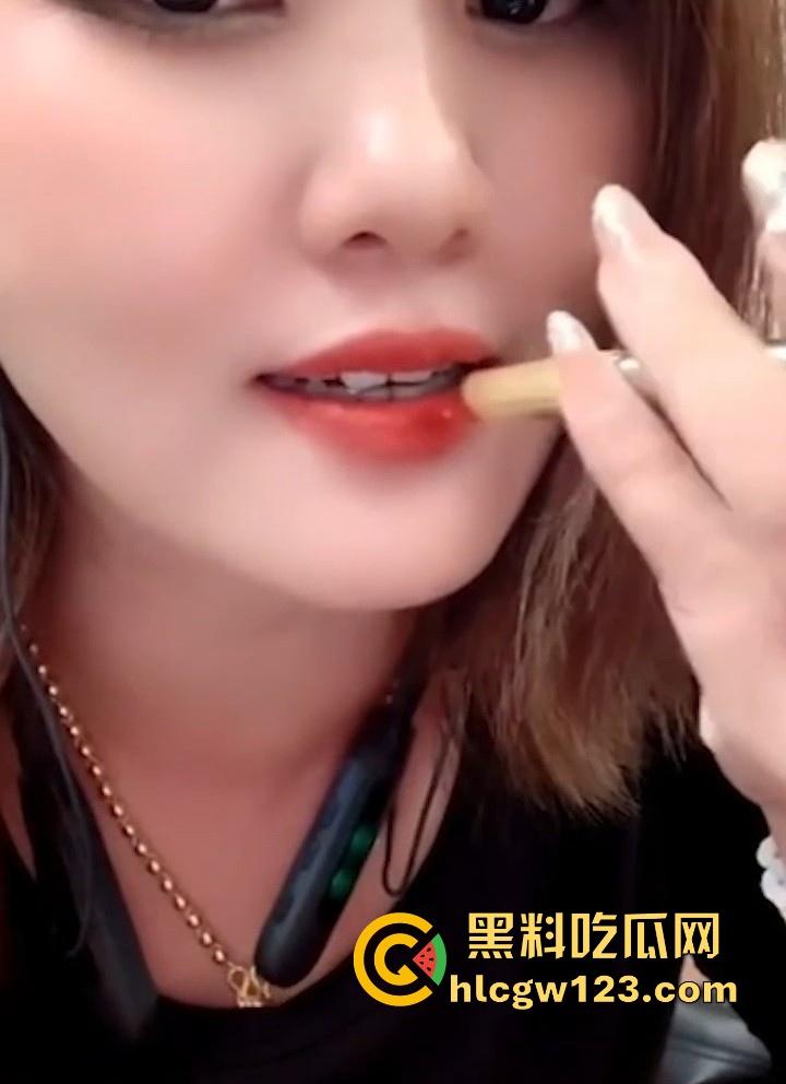 抖音熟女网红 【陈佳儿】直播打pk输了 处罚烟头烫舌针扎胸 狂野大胆作风 是个狠角色!-8