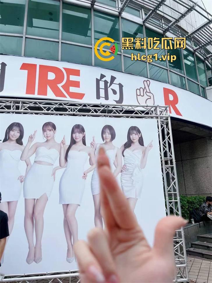 独家直击!带粉丝云打卡台湾成人展,三上悠亚比屏幕更美更性感,完爆国内漫展,台妹赞到爆!-1