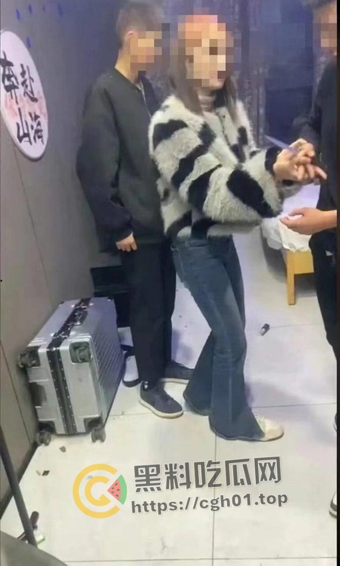 抖音热瓜!青海西宁女孩酒店被打 精神小伙小妹被围堵殴打原视频-1