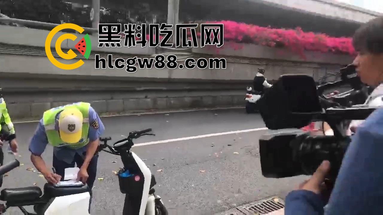 广州电动车整治引爆街头战火,交警暴力执法引众怒,市民直接干翻警车轮胎放气反击!-6