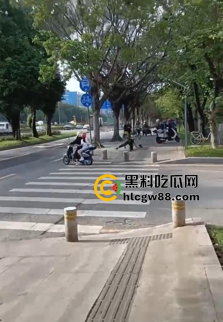 广州电动车整治引爆街头战火,交警暴力执法引众怒,市民直接干翻警车轮胎放气反击!-11