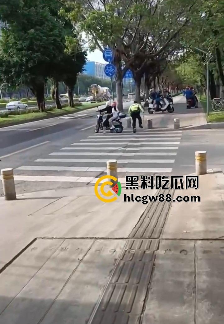 广州电动车整治引爆街头战火,交警暴力执法引众怒,市民直接干翻警车轮胎放气反击!-12