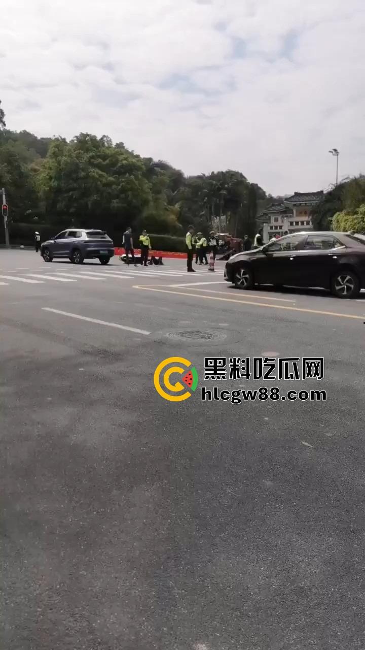 广州电动车整治引爆街头战火,交警暴力执法引众怒,市民直接干翻警车轮胎放气反击!-14