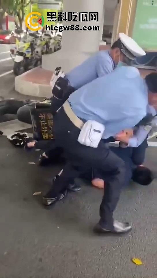 广州电动车整治引爆街头战火,交警暴力执法引众怒,市民直接干翻警车轮胎放气反击!-16
