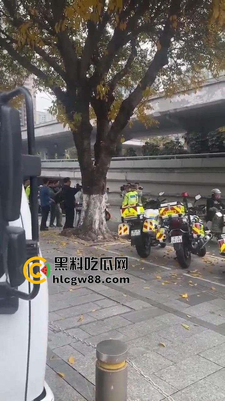 广州电动车整治引爆街头战火,交警暴力执法引众怒,市民直接干翻警车轮胎放气反击!-18