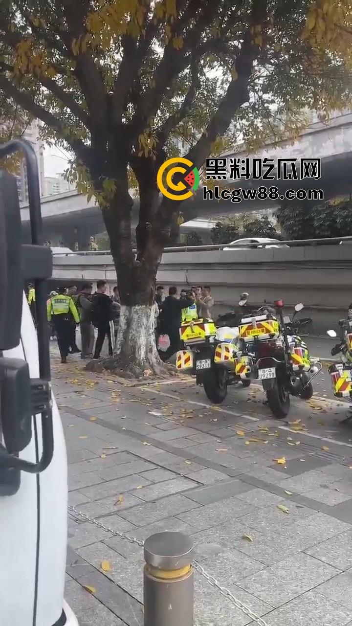 广州电动车整治引爆街头战火,交警暴力执法引众怒,市民直接干翻警车轮胎放气反击!-19