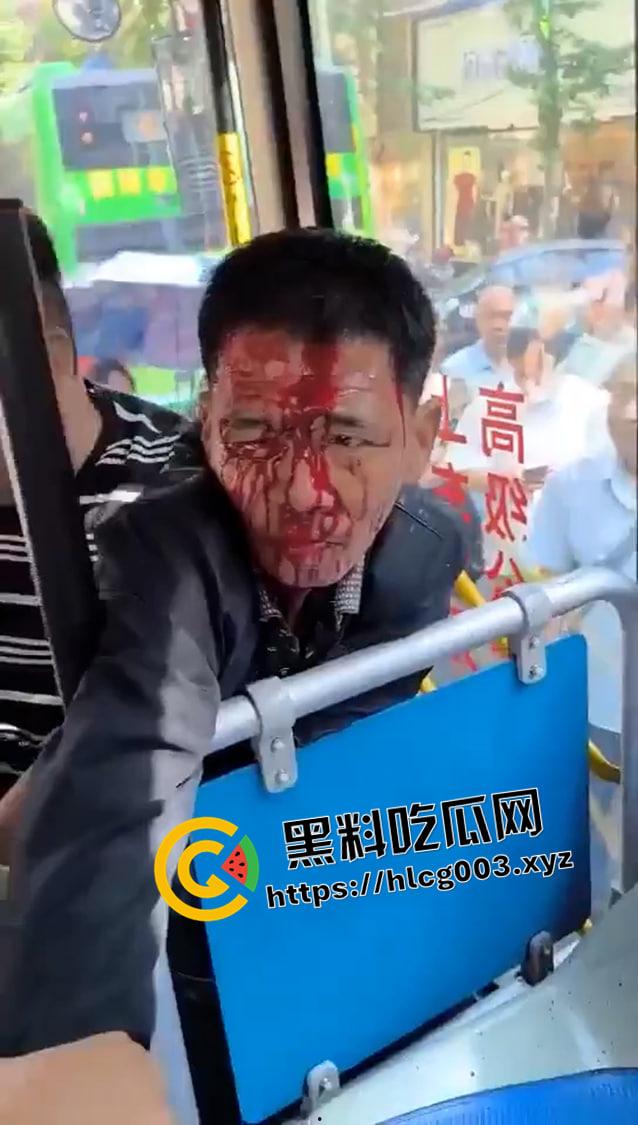 四川自贡37路公交车伤人现场 男子砍死司机挟持乘客 出动特警军队抓捕 满脸都是别人的血-1