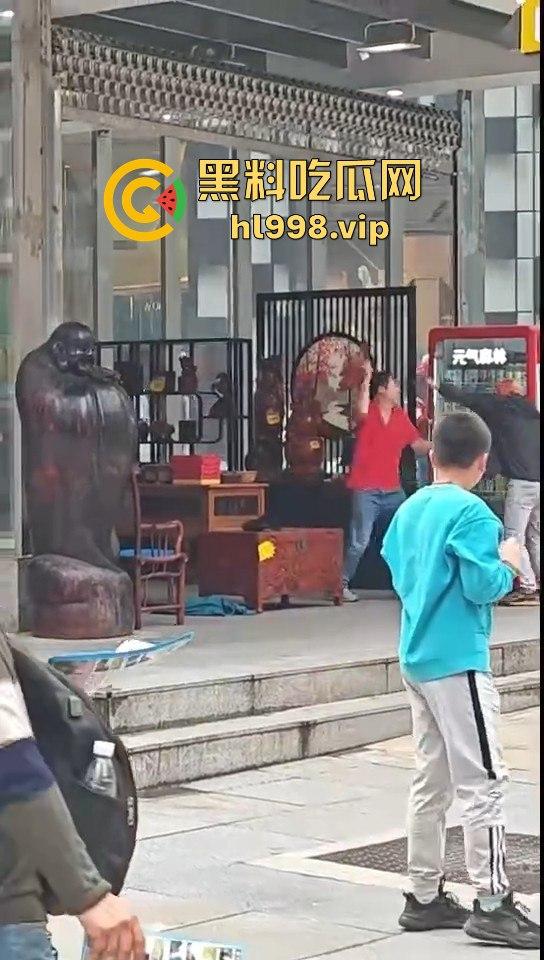 一瓶水引发的血案!重庆男子街头持刀砍人,众人围观腿软,警方还原真相让人唏嘘!-11