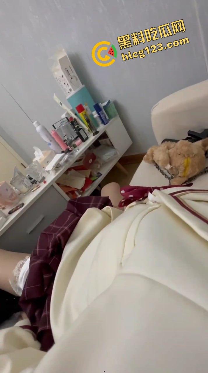 JK短裙小妹懂规矩!饭后直接开房,操得直乱叫,小逼都被草肿了!-6