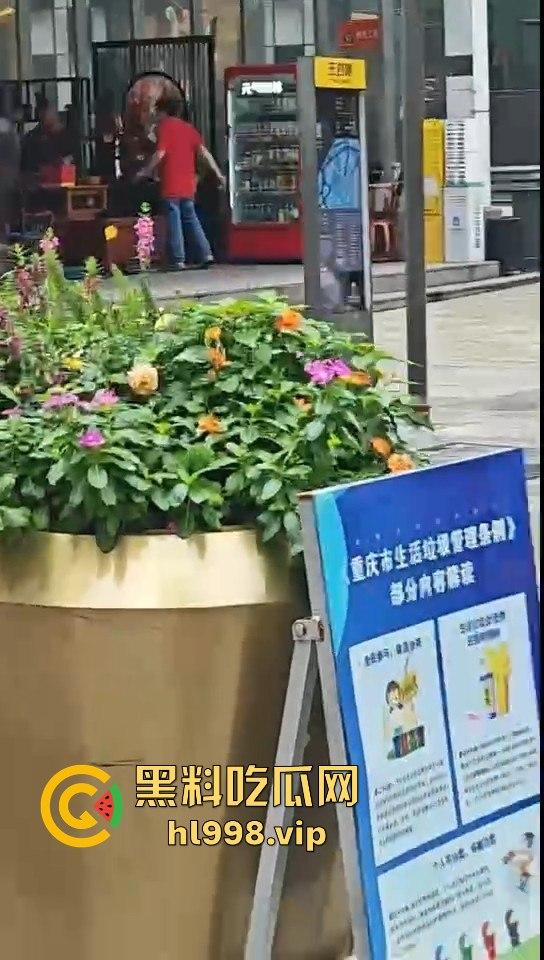 一瓶水引发的血案!重庆男子街头持刀砍人,众人围观腿软,警方还原真相让人唏嘘!-14