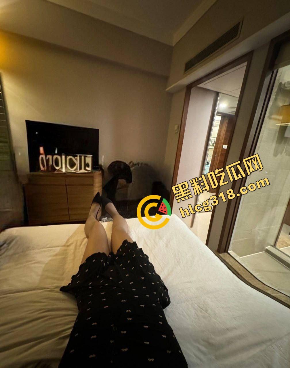 魔都高冷女教师白天板着脸讲课,晚上换身黑丝高跟被后入操到流涎 自拍湿成狗 全程偷拍反差感拉满!-6