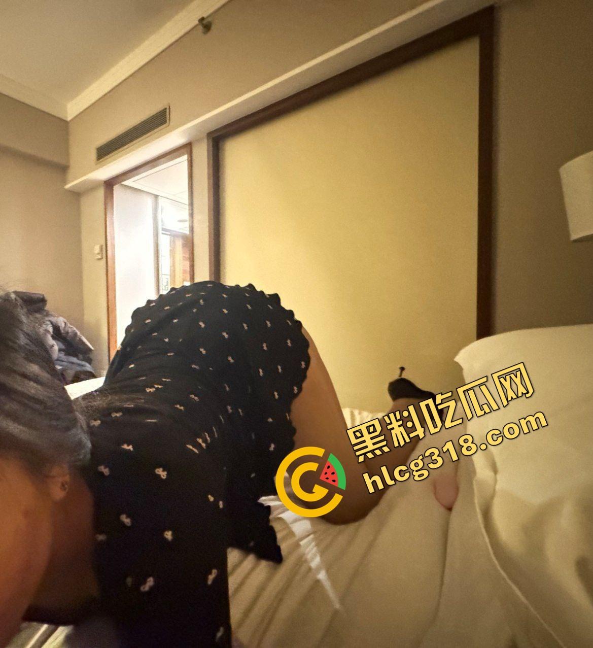 魔都高冷女教师白天板着脸讲课,晚上换身黑丝高跟被后入操到流涎 自拍湿成狗 全程偷拍反差感拉满!-7