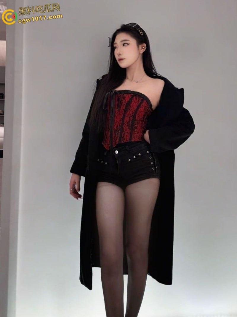 上海骚母狗【李锦怡】被男友疯狂爆操,大奶乳交娴熟口活一流,无套后入抽插,屁股被打得通红!-1