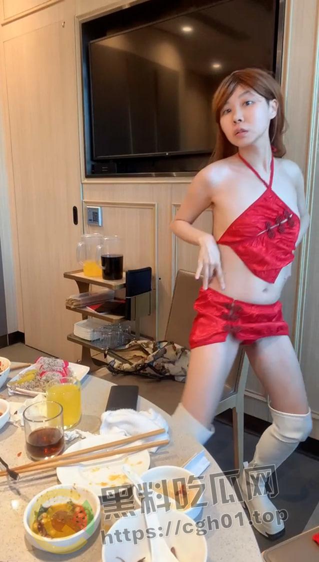 恶臭网红【安琪儿】无下限博眼球 海底捞筷子抠逼 大战黑人 最终被人举报进局子 视频被流出-4