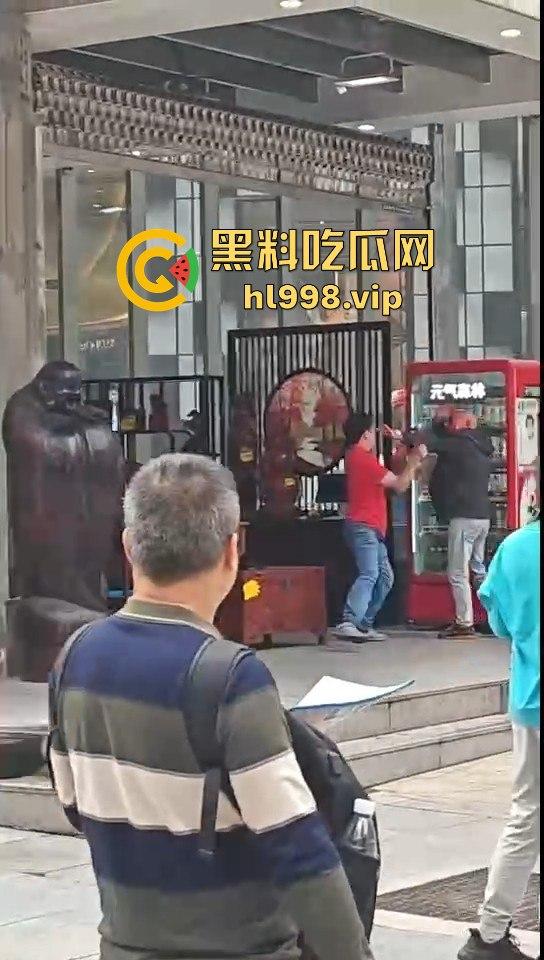 一瓶水引发的血案!重庆男子街头持刀砍人,众人围观腿软,警方还原真相让人唏嘘!-18