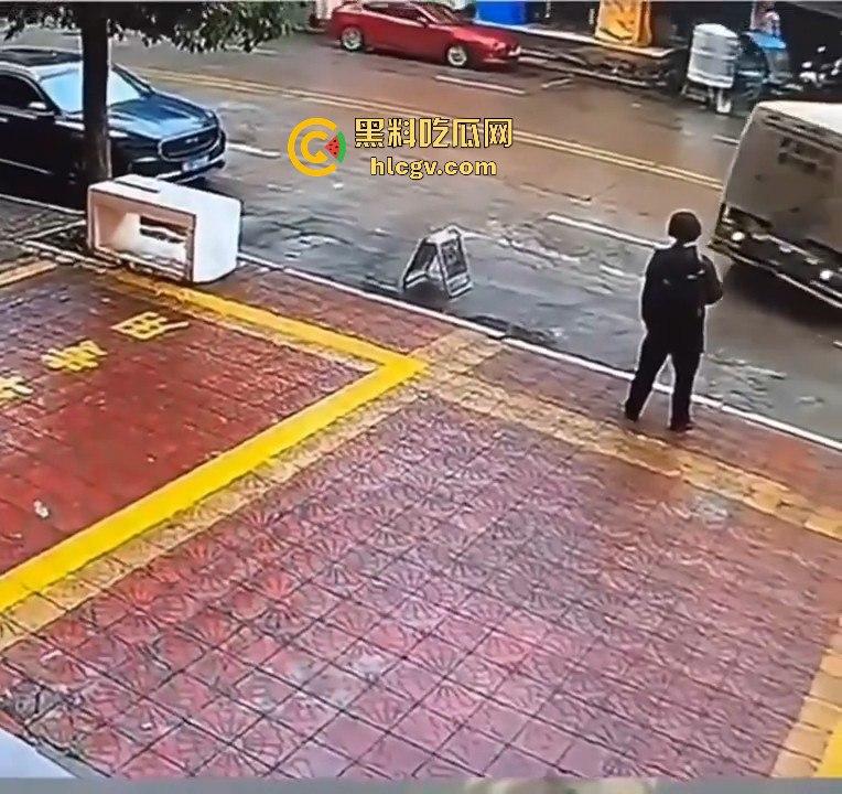 运钞车倒车时竟把自己人压到车底,万幸无大碍!-4