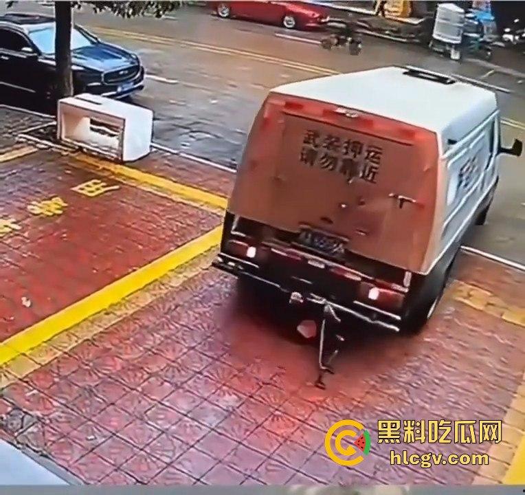 运钞车倒车时竟把自己人压到车底,万幸无大碍!-5