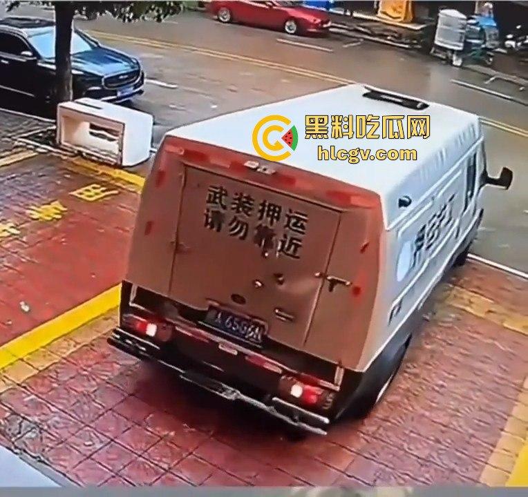 运钞车倒车时竟把自己人压到车底,万幸无大碍!-7