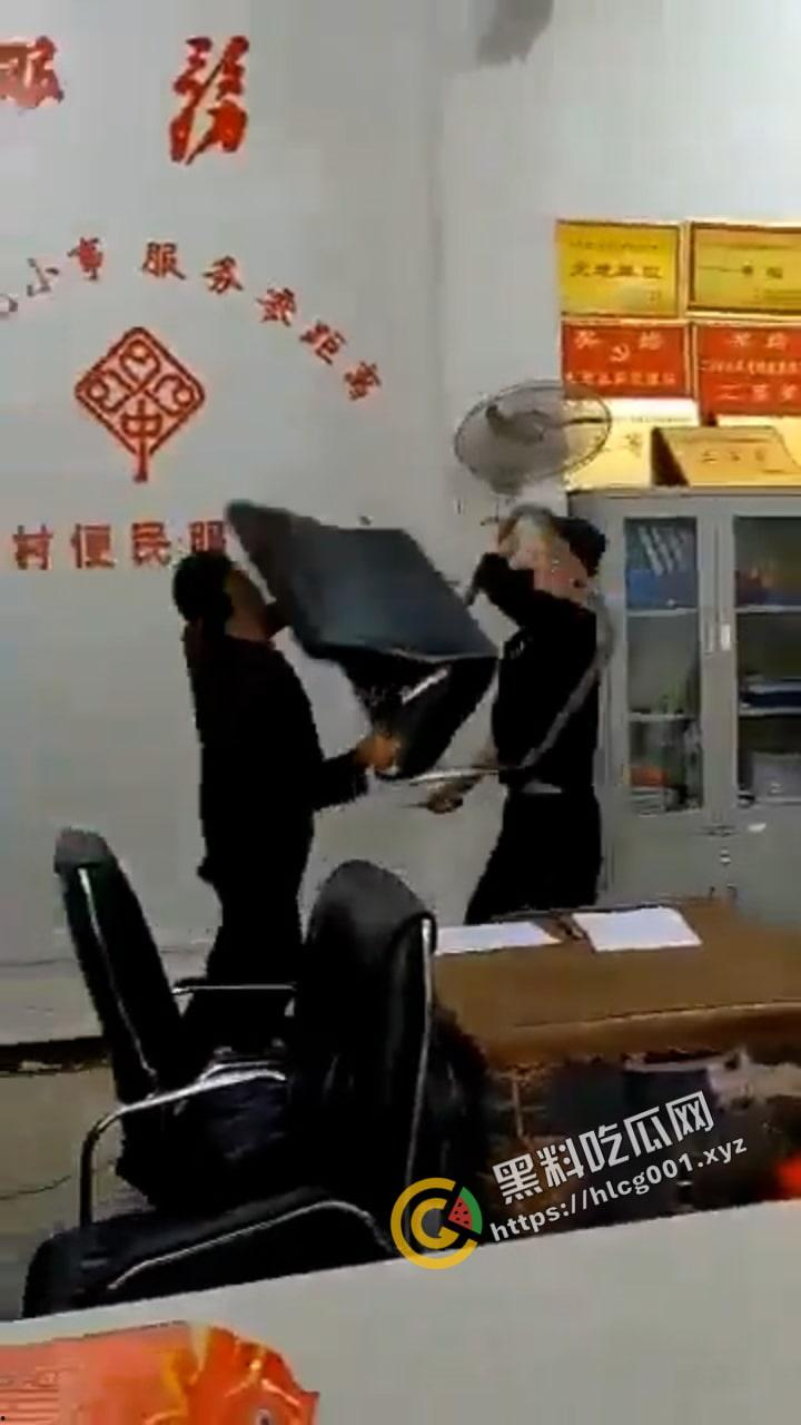 湖南省新宁县回龙村一村民与村委书记发生争执并将其当场捅死。视频由现场一名女村委委员拍下发在村群里喊人过来救命。-3