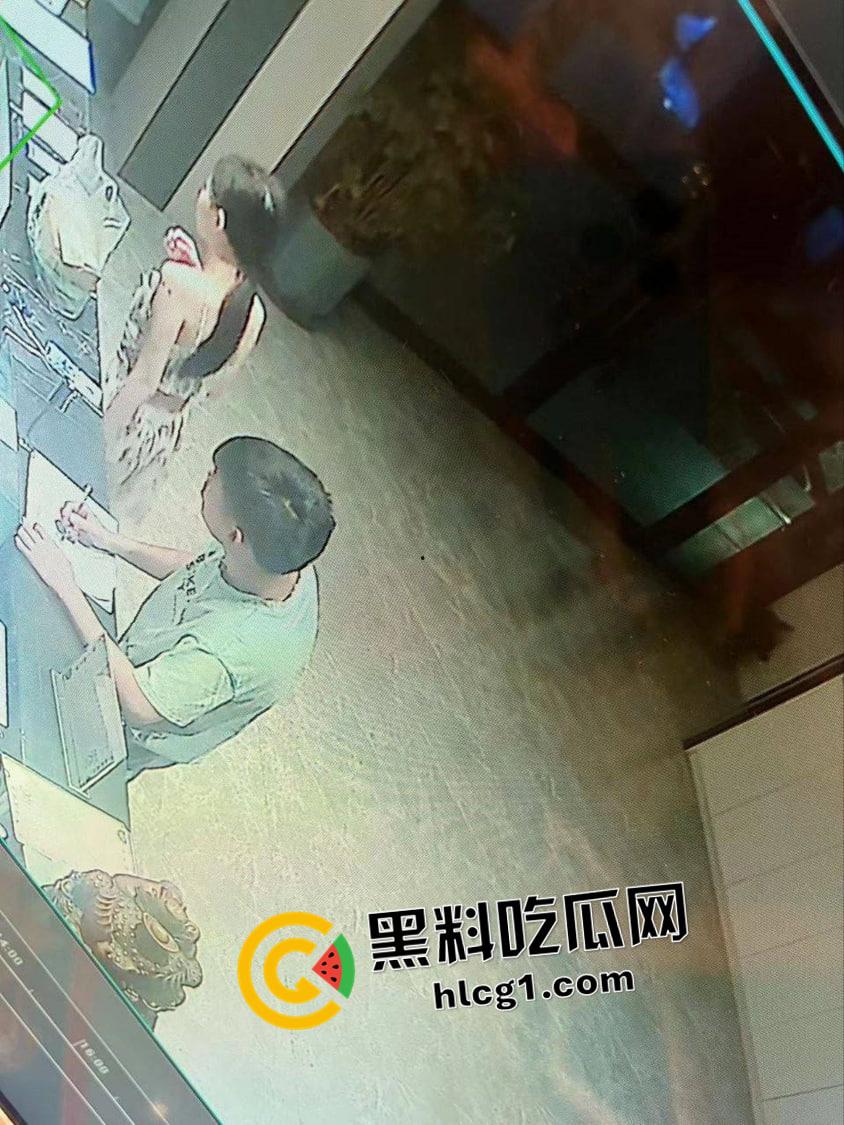 防城港大瓜!出轨小六岁小三被上门捉奸 打的头破血流还一脸不服-3