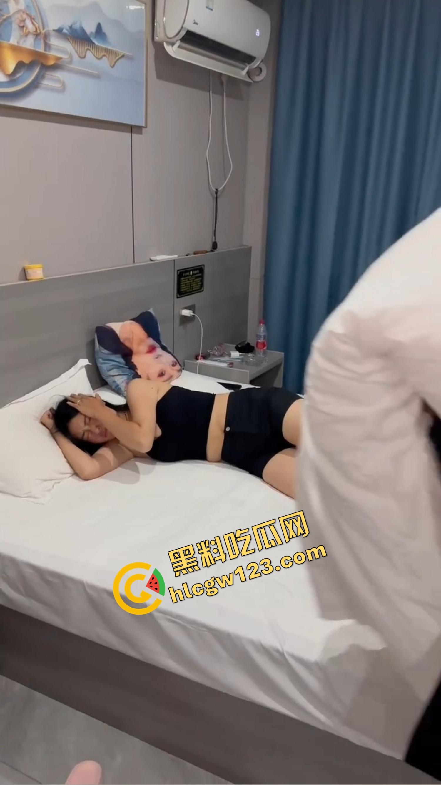 捉奸不敢动手?绿帽男带兄弟给奸夫站岗,穿红裤衩睡人女友,野男人奸气冲天娼光万丈!-2