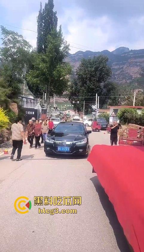 天下之大无奇不有啊!山西晋中抖音【果任儿】婆家人不给见孩子喝农药去世 丧礼办阴婚!-4