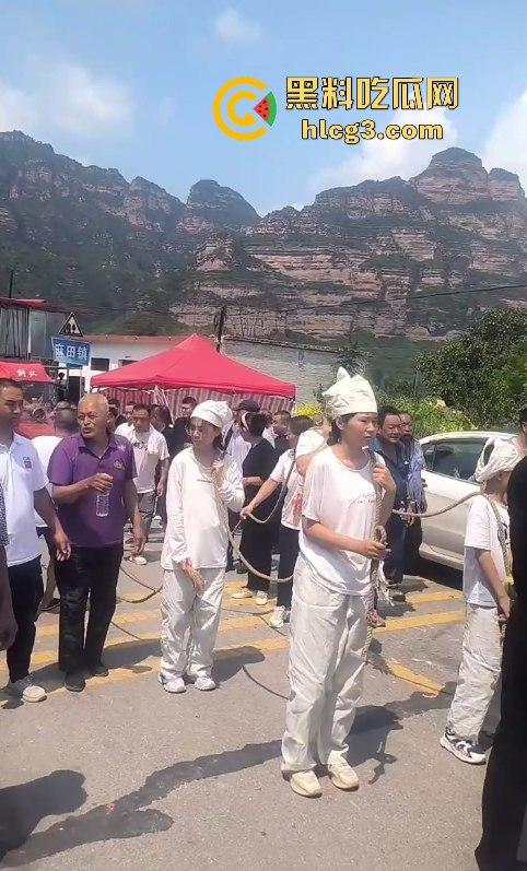 天下之大无奇不有啊!山西晋中抖音【果任儿】婆家人不给见孩子喝农药去世 丧礼办阴婚!-8