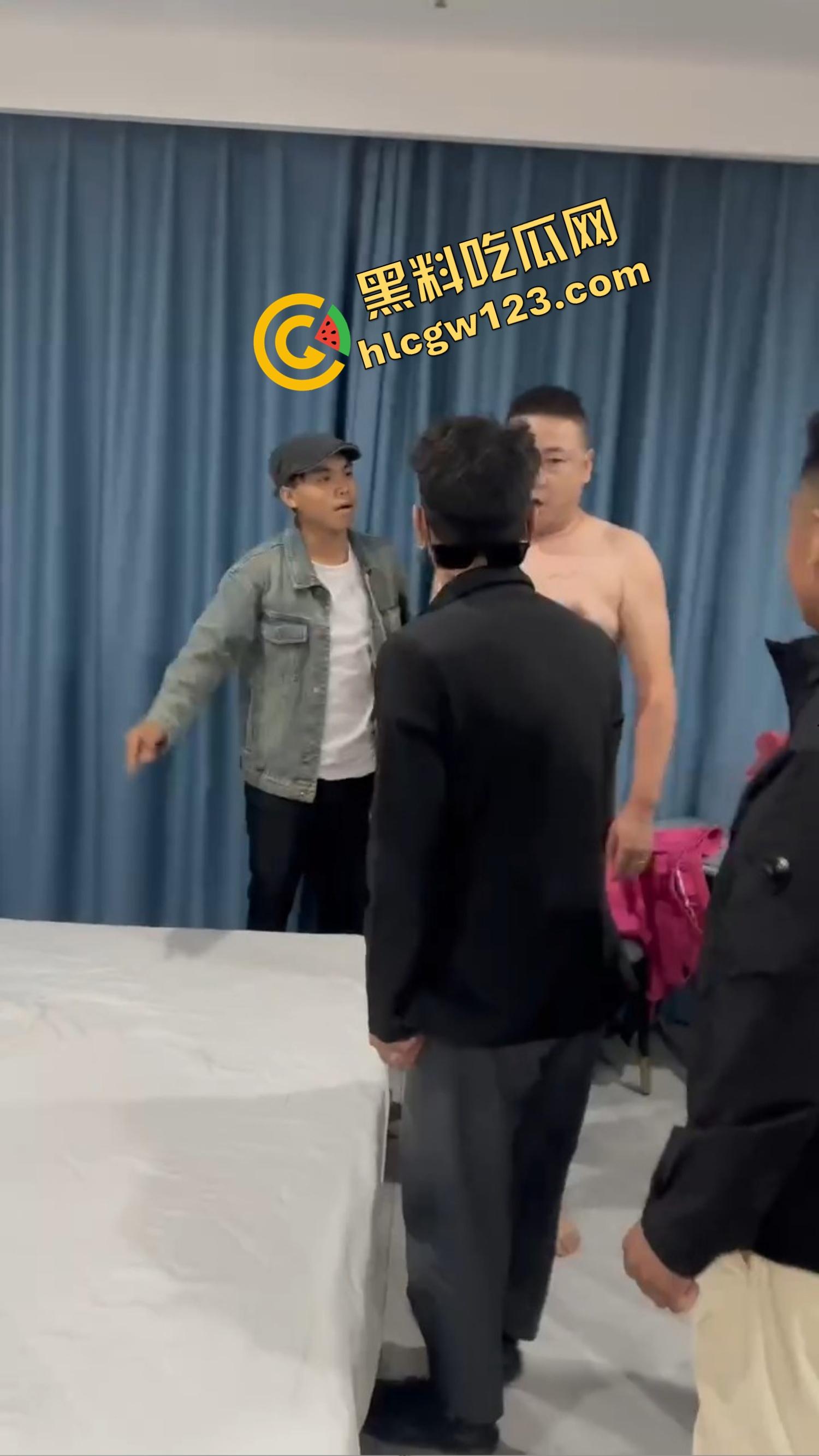 捉奸不敢动手?绿帽男带兄弟给奸夫站岗,穿红裤衩睡人女友,野男人奸气冲天娼光万丈!-11