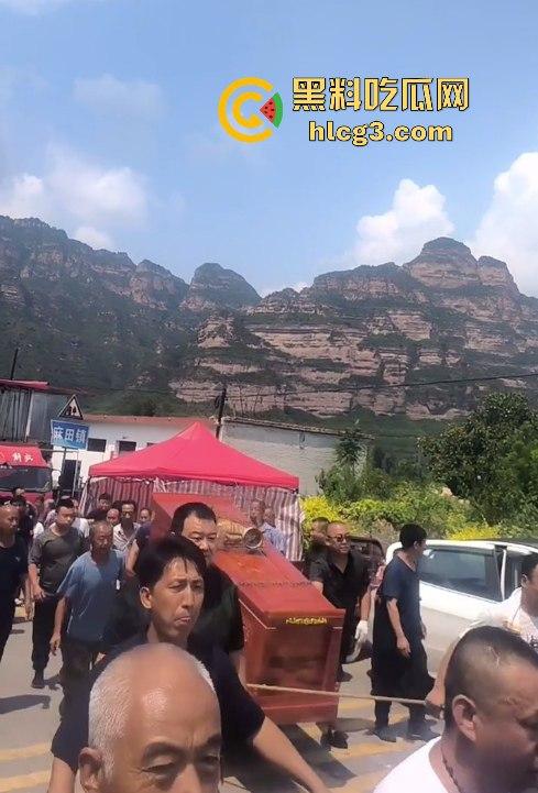 天下之大无奇不有啊!山西晋中抖音【果任儿】婆家人不给见孩子喝农药去世 丧礼办阴婚!-10